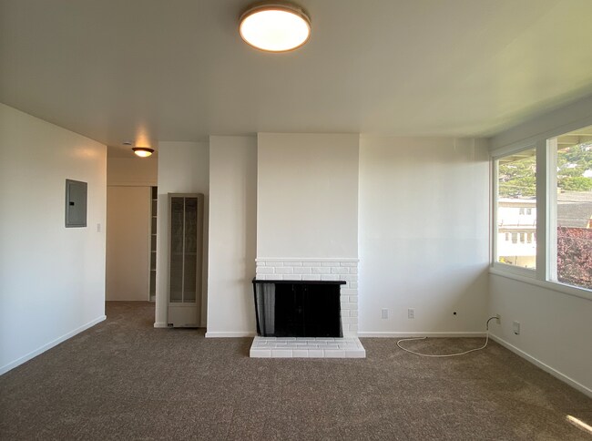 Foto del edificio - 1BR/1BA Charmer! BAY VIEWS and Parking! Laundry On-Site! Balcony! PROGRESSIVE