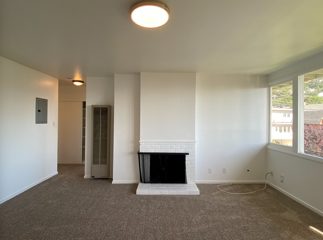 Building Photo - 1BR/1BA Charmer! BAY VIEWS and Parking! Laundry On-Site! Balcony! PROGRESSIVE