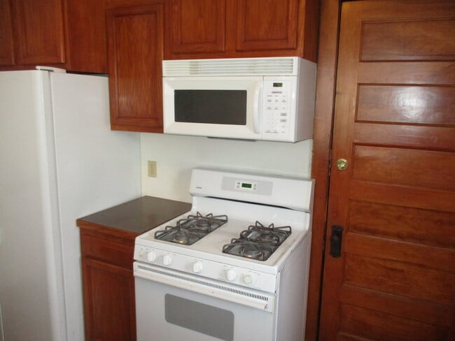 range. microwave - 3227 29th Ave S