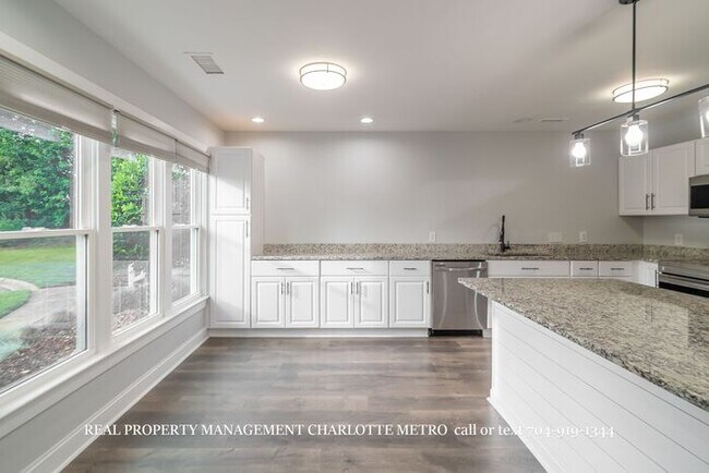 Foto del edificio - 3BR Townhome - Lake Living in Vineyard Point with Boat Slip Access Near Lake Norman