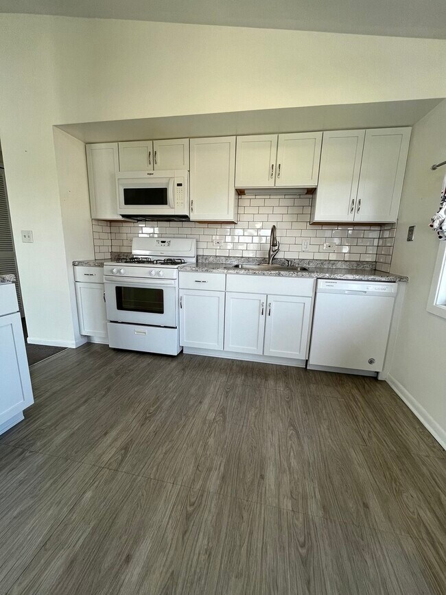 Foto del edificio - 5820 Wilshire Ct