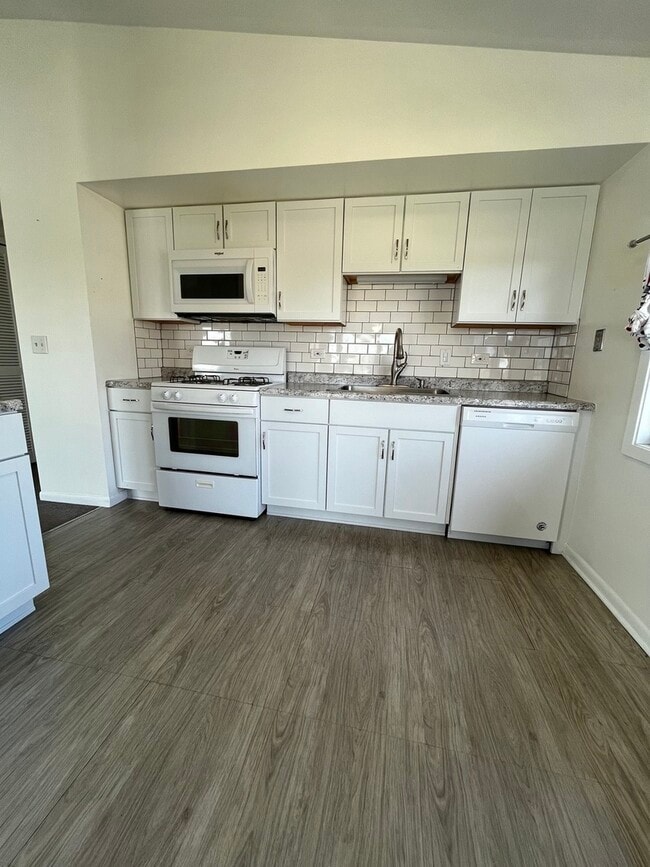 Building Photo - 5820 Wilshire Ct