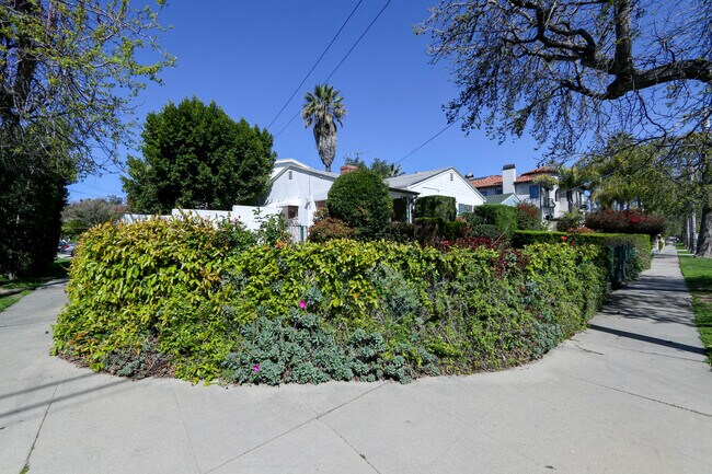 Building Photo - 15521 Moorpark St