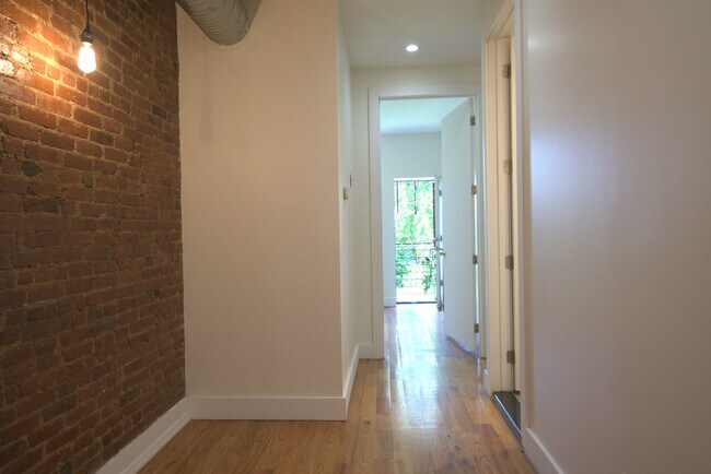 Building Photo - 1302 Putnam Ave