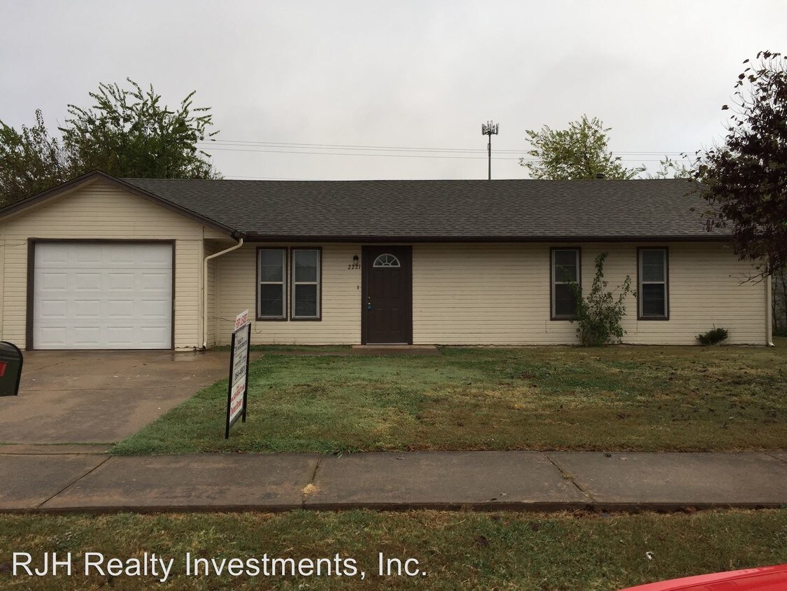 Primary Photo - 2221 Lafayette Dr