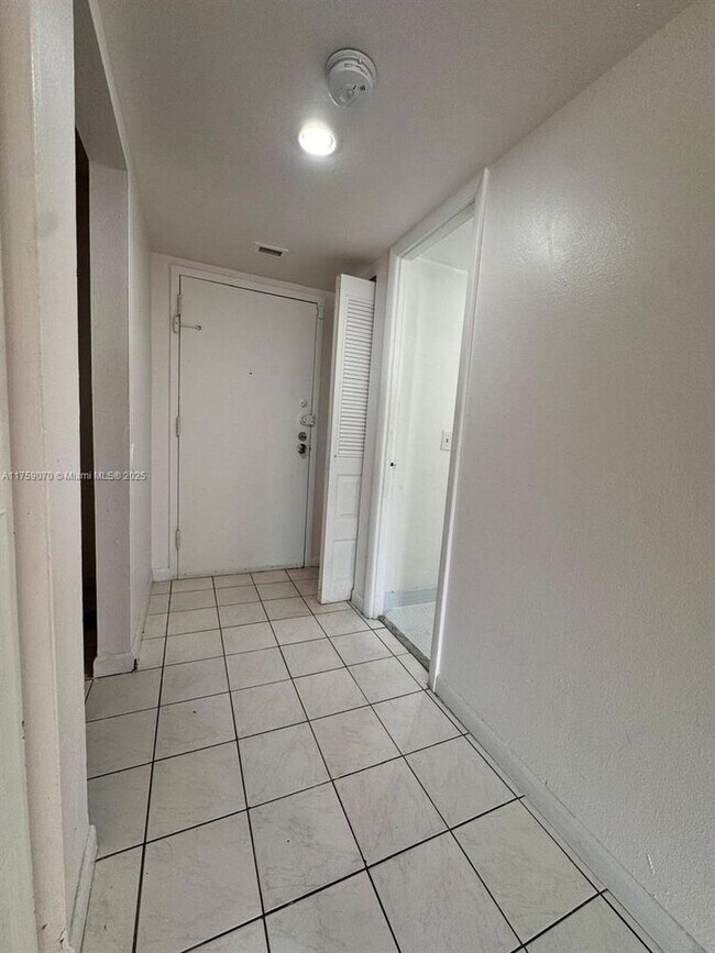 Foto del edificio - 484 NW 165th St