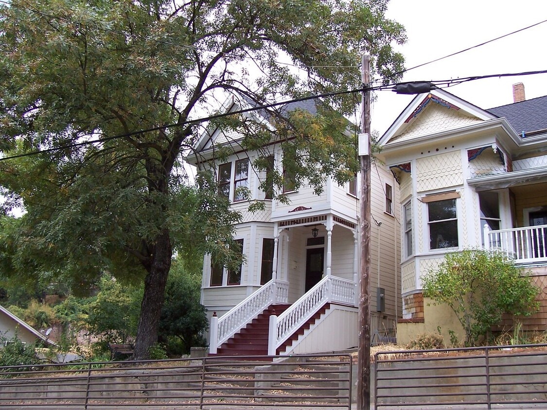 Primary Photo - Victorian downtown