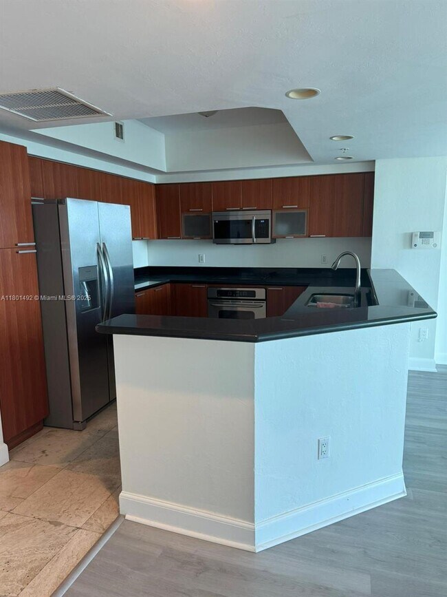 Foto del edificio - 15051 Royal Oaks Ln