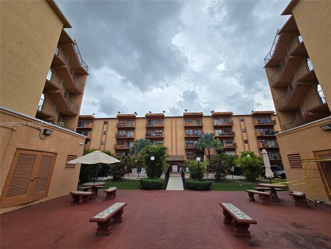 Foto del edificio - 1800 W 54th St