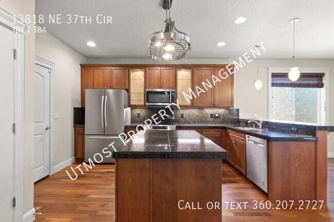 Building Photo - Custom built 3BD home with craftsmen quality