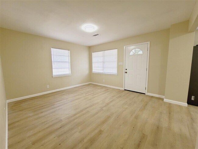 Building Photo - 4910 Mayflower St