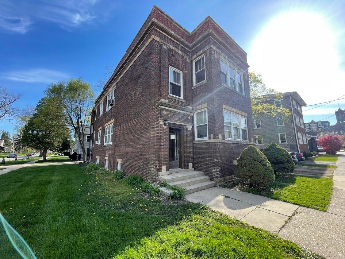 330 E Liberty Dr Unit 4, Wheaton, IL 60187 Room for Rent in Wheaton