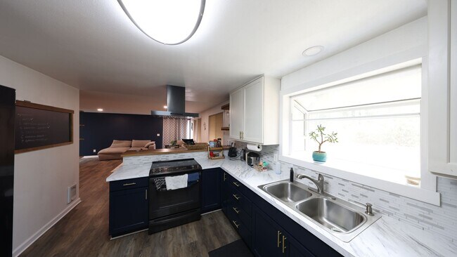 Building Photo - 3 Bed 2 Bath - Large Deck - Per Friendly -...