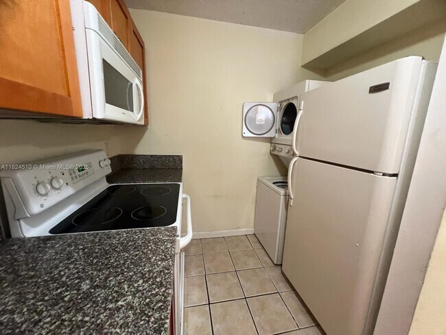 Building Photo - 1025 Twin Lakes Dr