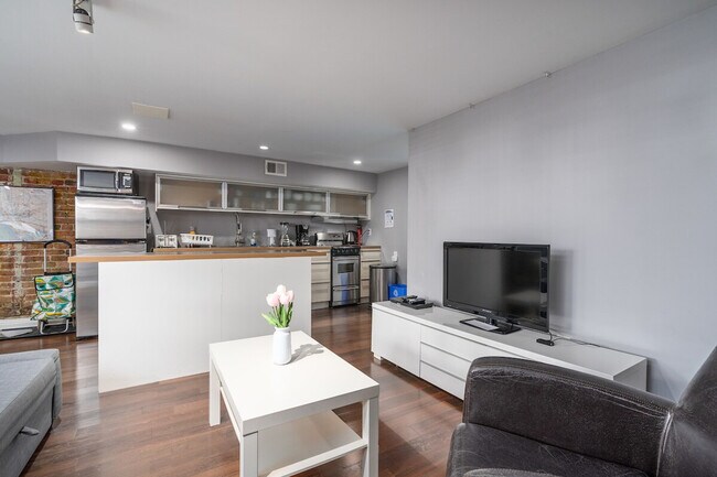 Foto del edificio - 2452 1/2 18th St NW