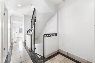 Building Photo - 571 Somerville Ave