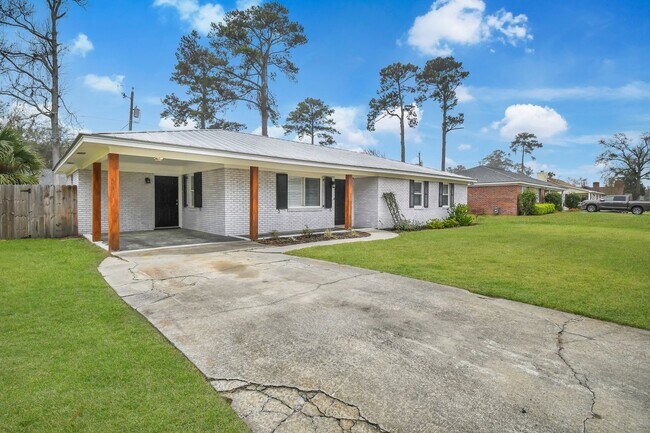 Building Photo - Fully Furnished Mid or Long Term Home on Whitemarsh Island!