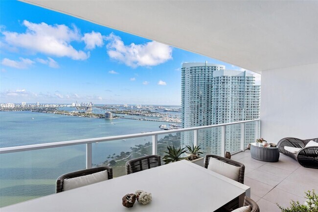 Building Photo - 2020 N Bayshore Dr