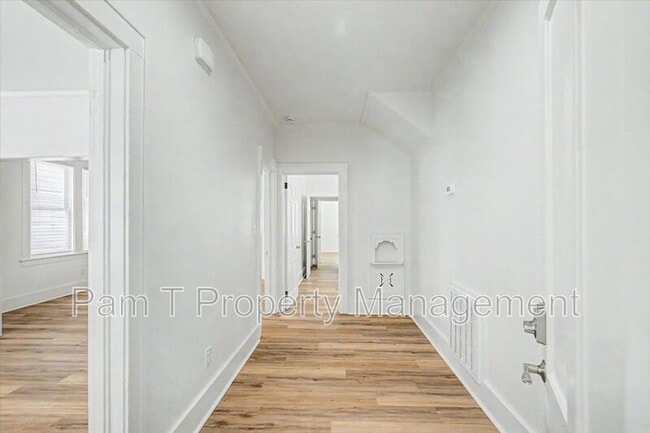 Building Photo - 613 W 39th St