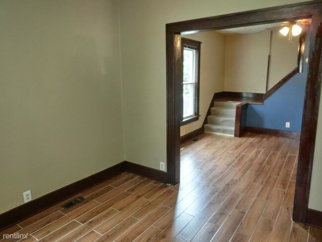 Building Photo - 3 br, 1 bath Townhome - 395 E Gates St