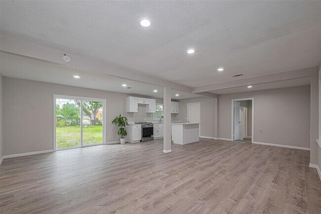 Building Photo - 7702 Darnay Dr