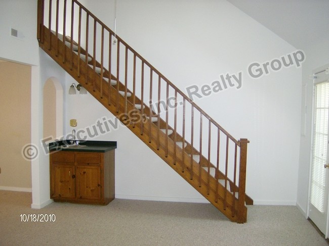 Building Photo - Beautiful and spacious townhouse in Bon Air