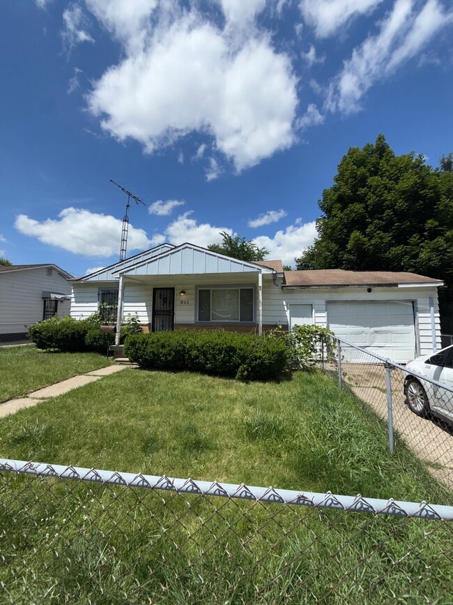Building Photo - 1802 Woodlin Dr
