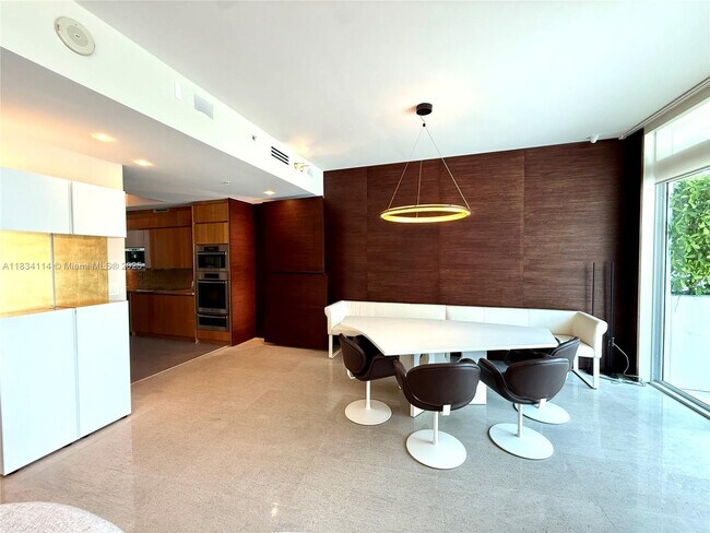 Foto del edificio - 50 South Pointe Dr