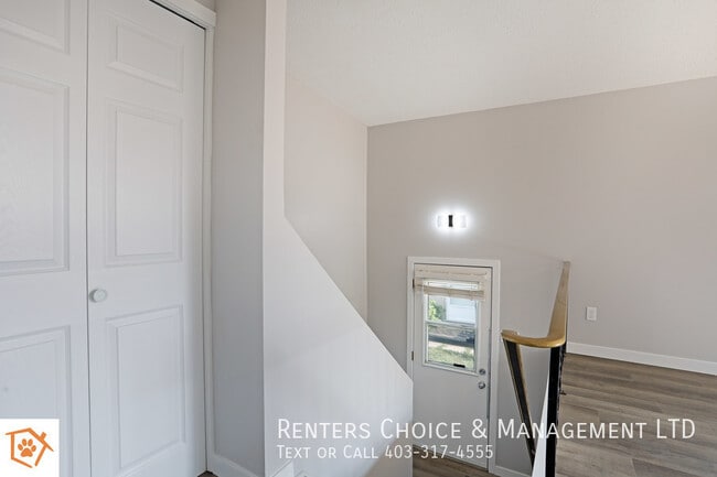 Building Photo - Completely Renovated, Pet Friendly, Brooks Townhouse