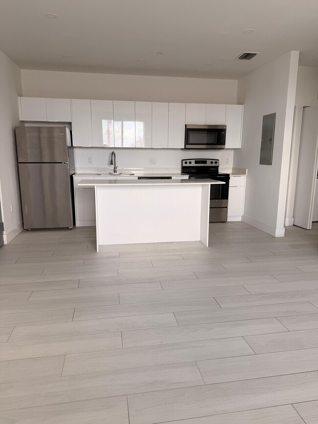 Building Photo - 765 E 20th St