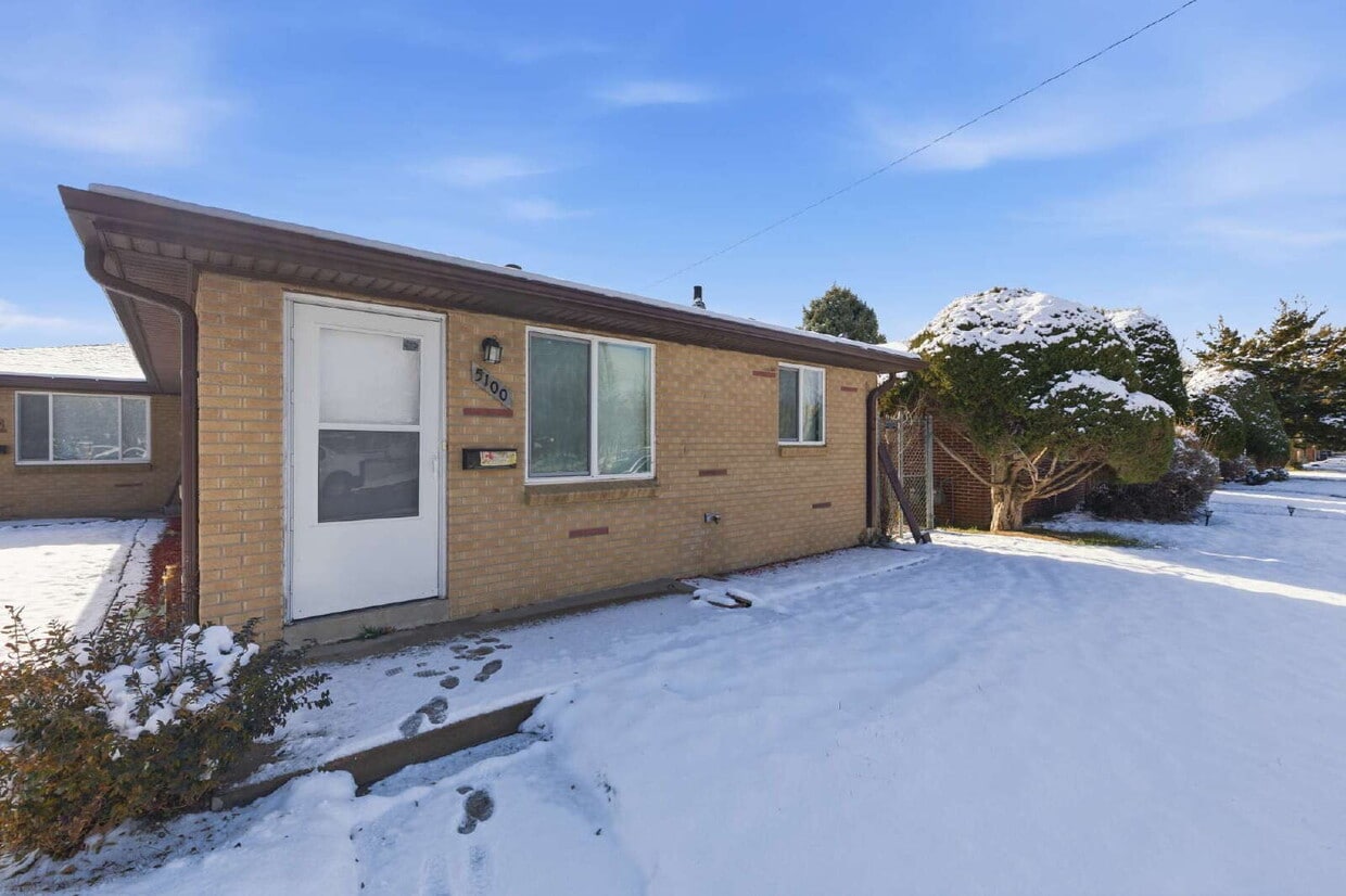 Remodeled 2 Bed 1 Bath in Park Hill! - Remodeled 2 Bed 1 Bath in Park Hill!