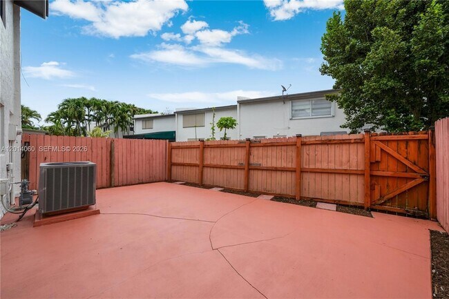 Foto del edificio - 6929 SW 110th Ave