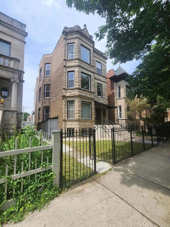 Building Photo - 1412 N Kedzie Ave