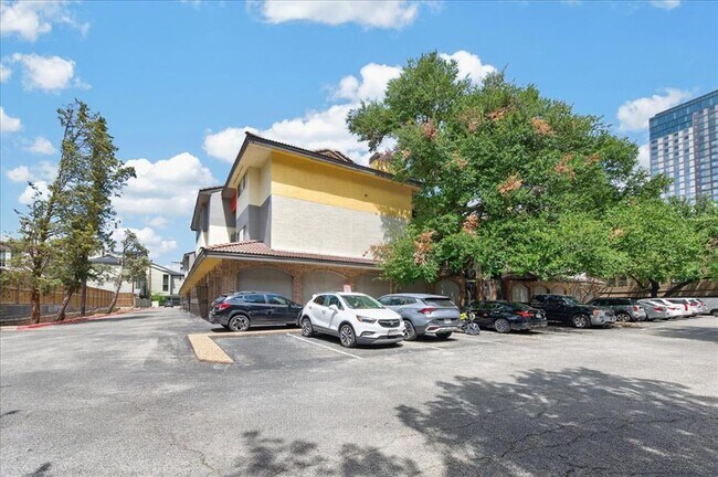 Building Photo - 806 W 24th St