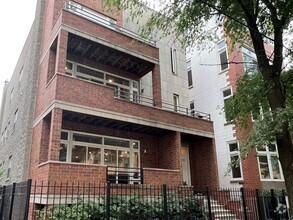 Building Photo - 2424 N Southport Ave