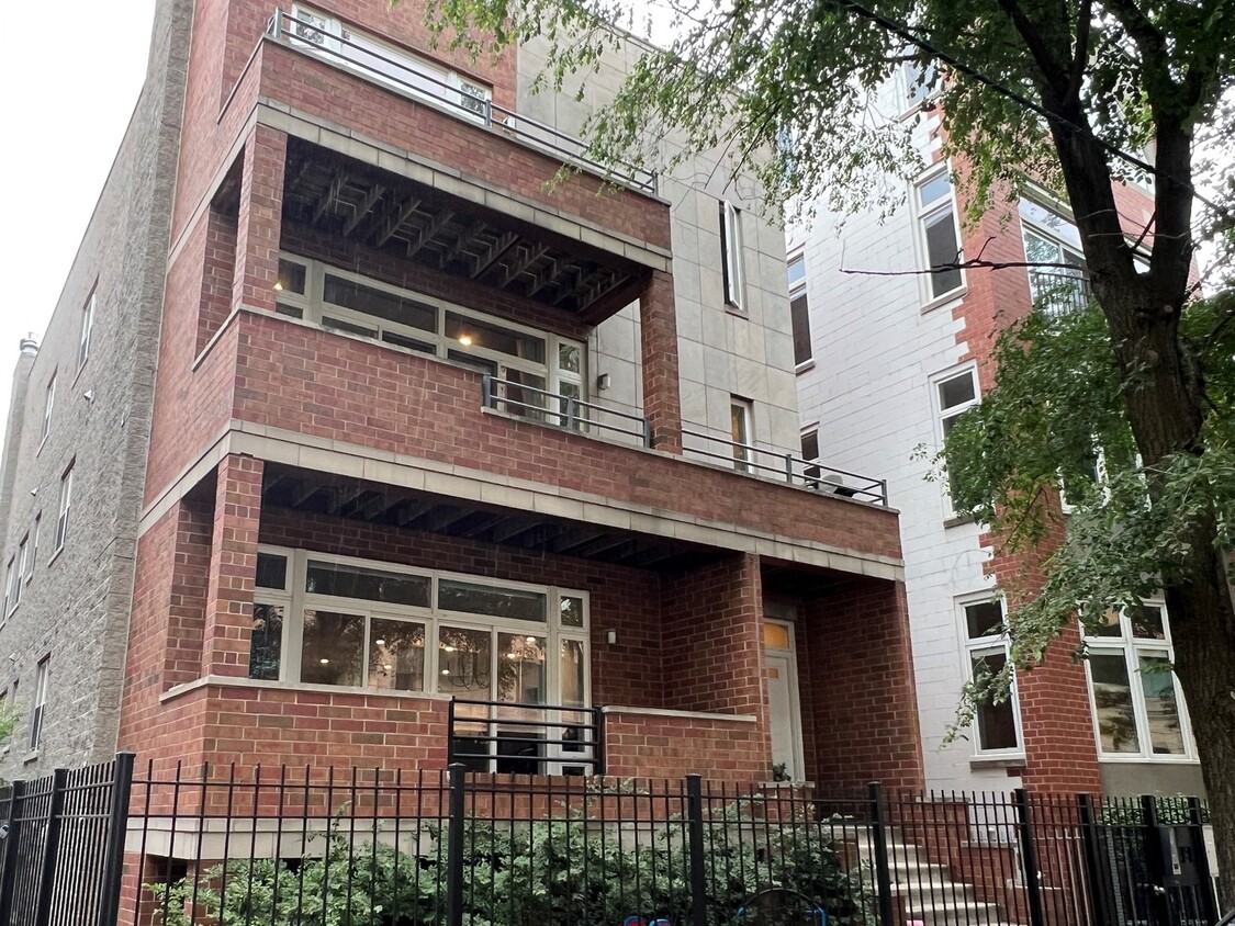 Foto principal - 2424 N Southport Ave