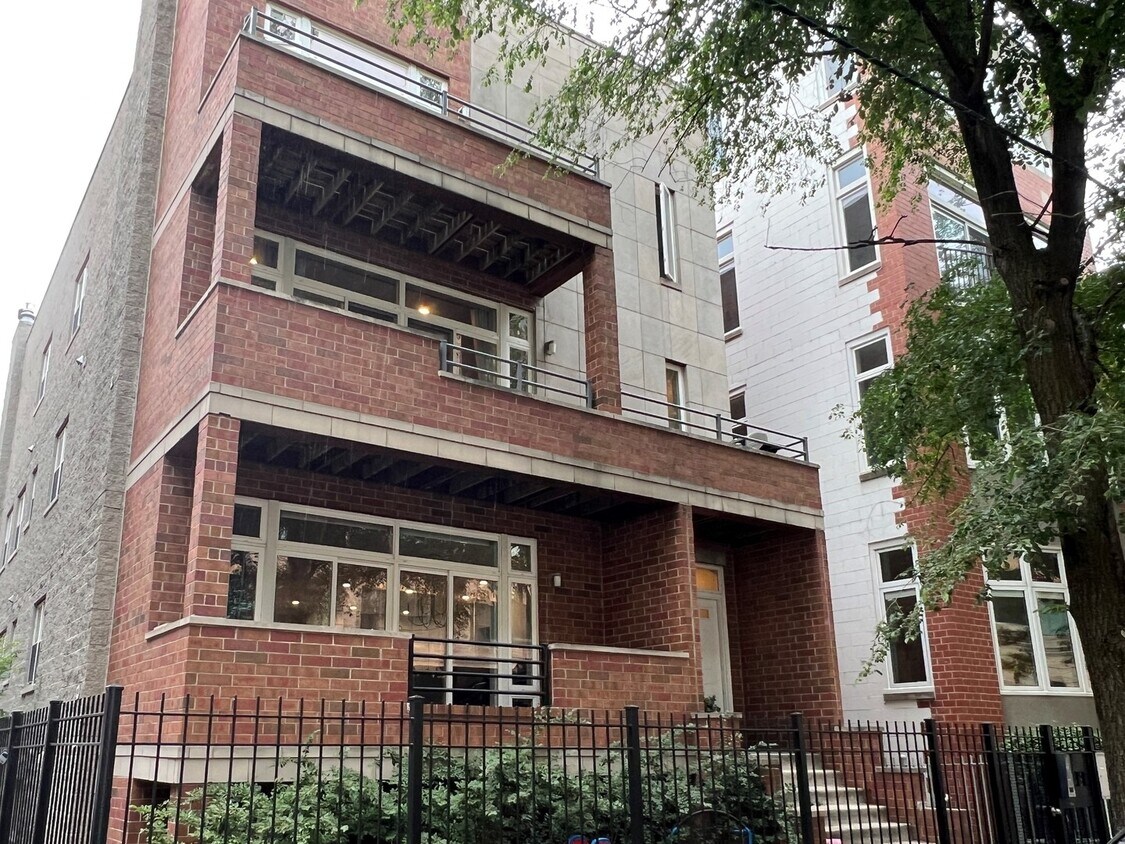 Primary Photo - 2424 N Southport Ave