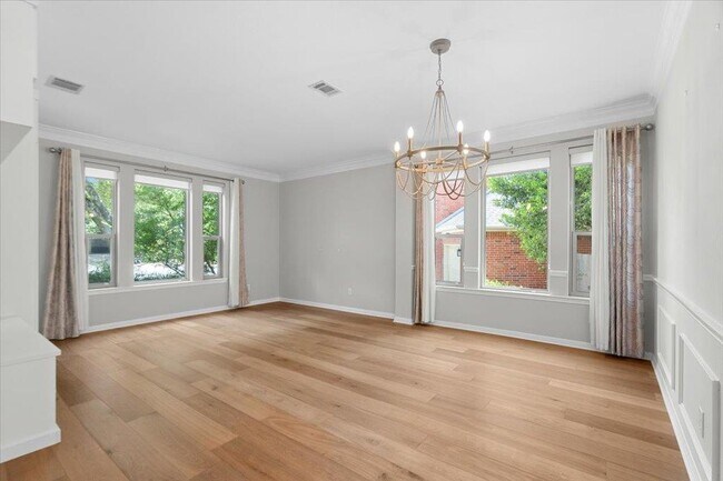 Foto del edificio - 5301 Deerwood Ln