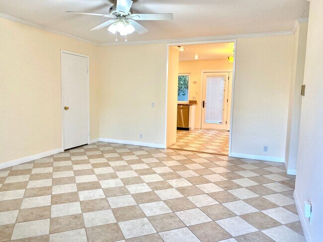 Foto del edificio - Beautiful Lower Level Condo Near Lake and ...