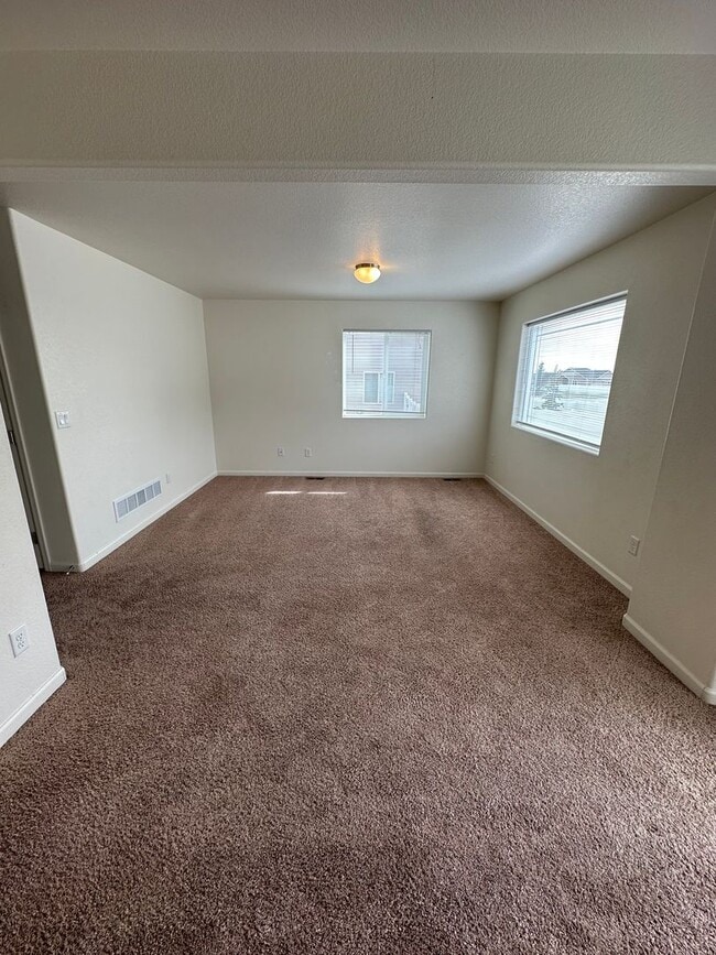 Building Photo - 4 BEDROOM, 3.5 BATHROOM, SADDLE RIDGE TWIN HOME WITH 2 CAR ATTACHED GARAGE