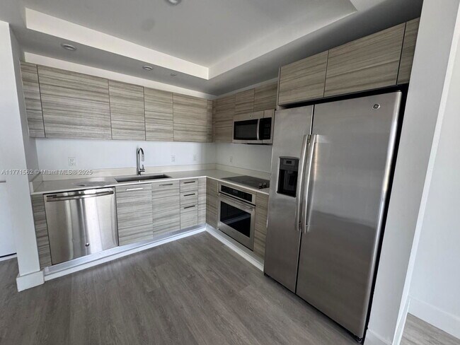 Foto del edificio - 121 NE 34th St