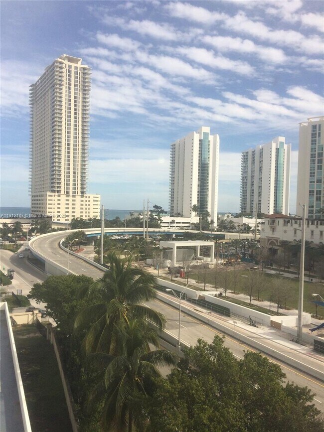 Foto del edificio - 16909 N Bay Rd