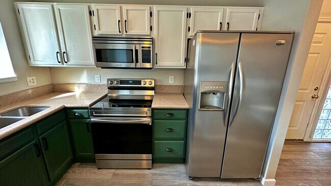 Building Photo - Quiet Colorful End Unit 3 Bed 2 Bath Townh...
