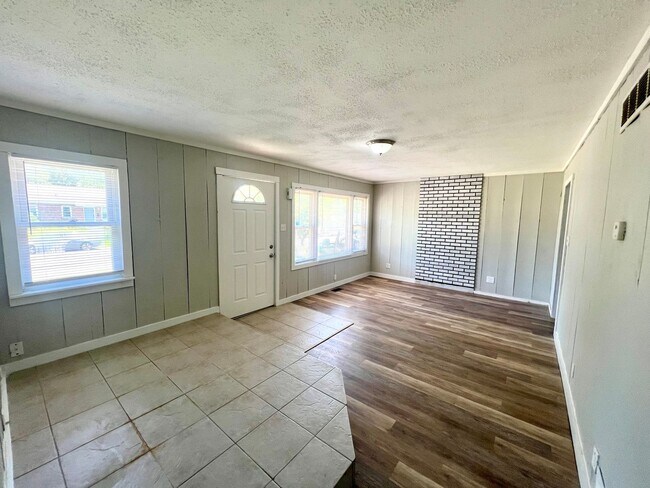 Building Photo - Great Location!!!  2 Bedroom 1 Bathroom Ho...