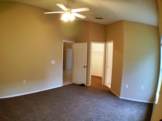 Building Photo - 2221 Hannah Ln
