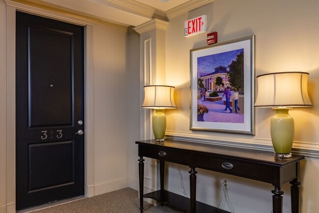 Building Photo - The BEST North Hills Condo!