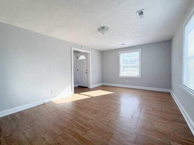 Foto del edificio - 4 Bedroom Two-Story Home with Large Yard, Lawn Care Included