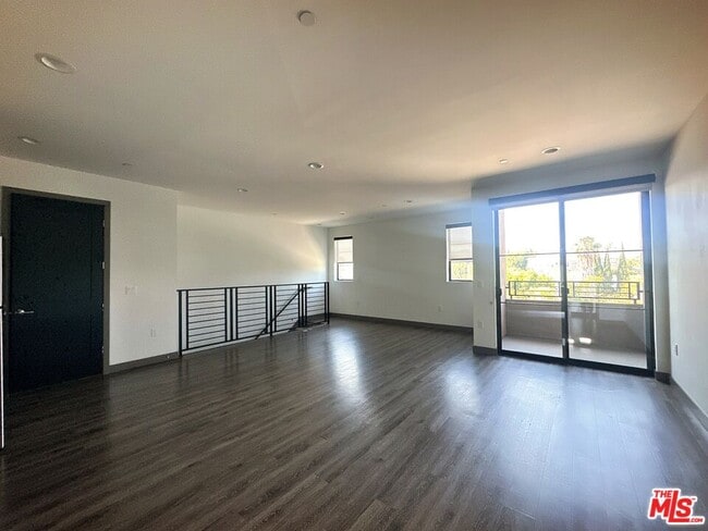 Building Photo - 552 N Hobart Blvd