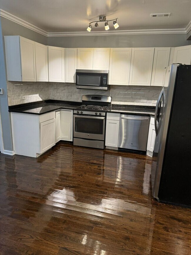 Building Photo - 5852 S Prairie Ave