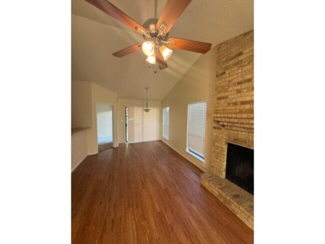 Foto del edificio - 2504 Howellwood Way